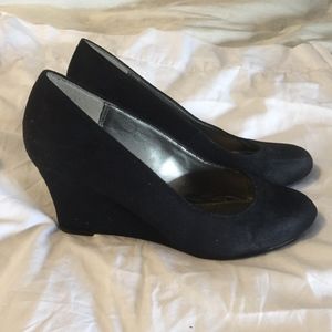 Simple and Classic Black Round Toe Wedge